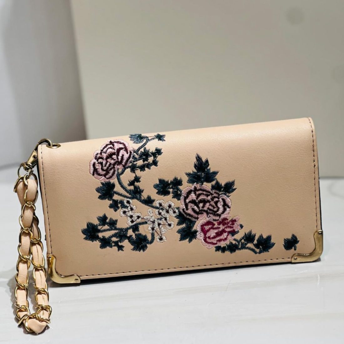 شنطة إشارب – Echarpe Bag بتصميم مزخرف بورود أنثوية